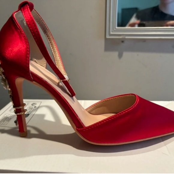 Red Satin High Heel Shoes Embellished Flowers Metal Gold Detail - Picture 13 of 16